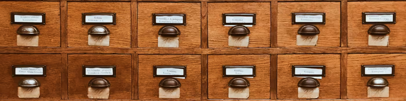 Ein Schrank mit vielen Schubladen zum Sortieren.