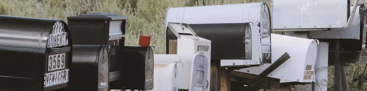 Ein Reihe amerikanischer Briefkästen